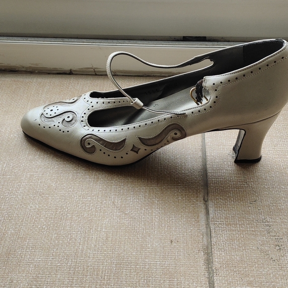 Ladies strappy leather heels. Size USA 8 1/2 Narrow.Vintage - Picture 4 of 8